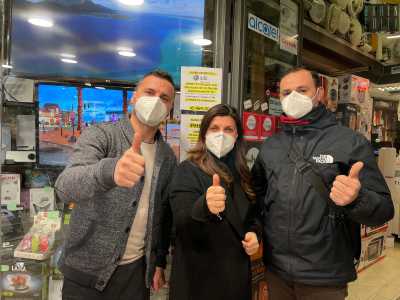 All�interno troviamo lo staff  al completo: il proprietario Alessandro Caporusso, sua moglie Imma Fanelli e il cognato Domenico Fanelli